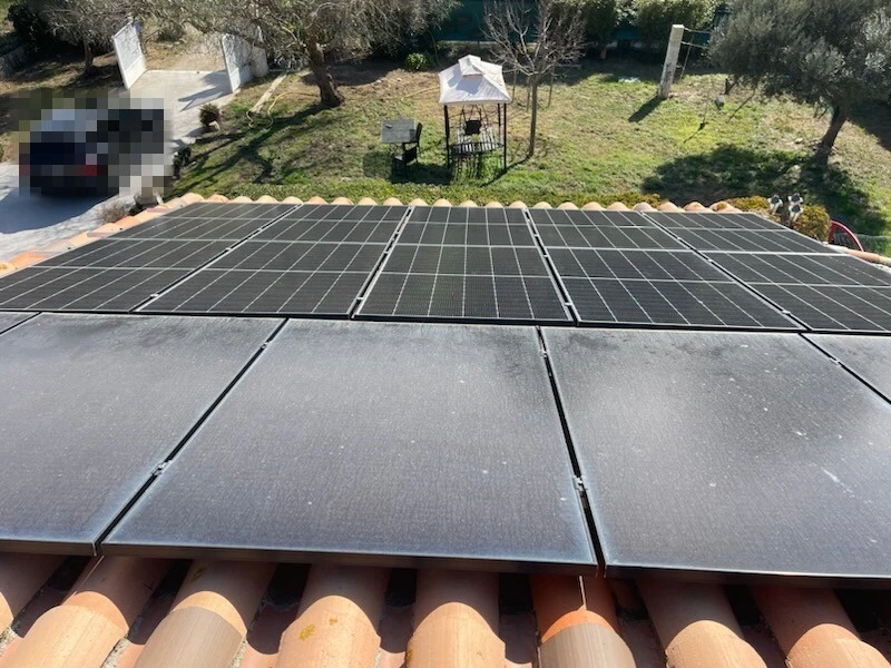 Panneaux solaires sur tuiles canales après installation