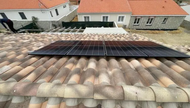 Panneaux solaires sur tuiles mécaniques après installation