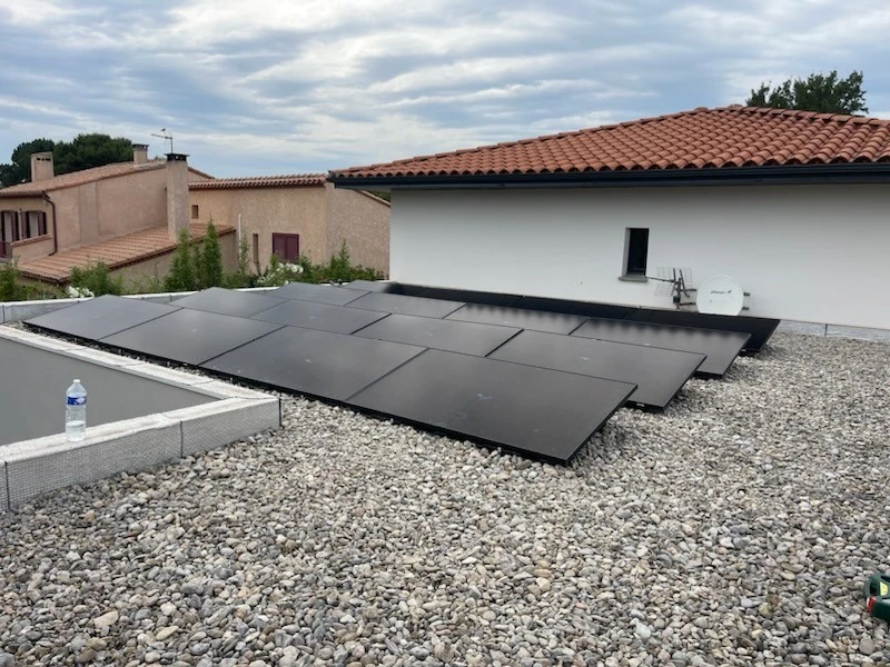 Panneaux solaires sur toiture-terrasse après installation