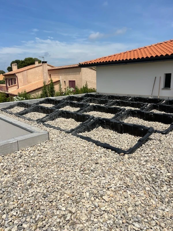 Panneaux solaires sur toiture-terrasse avant installation